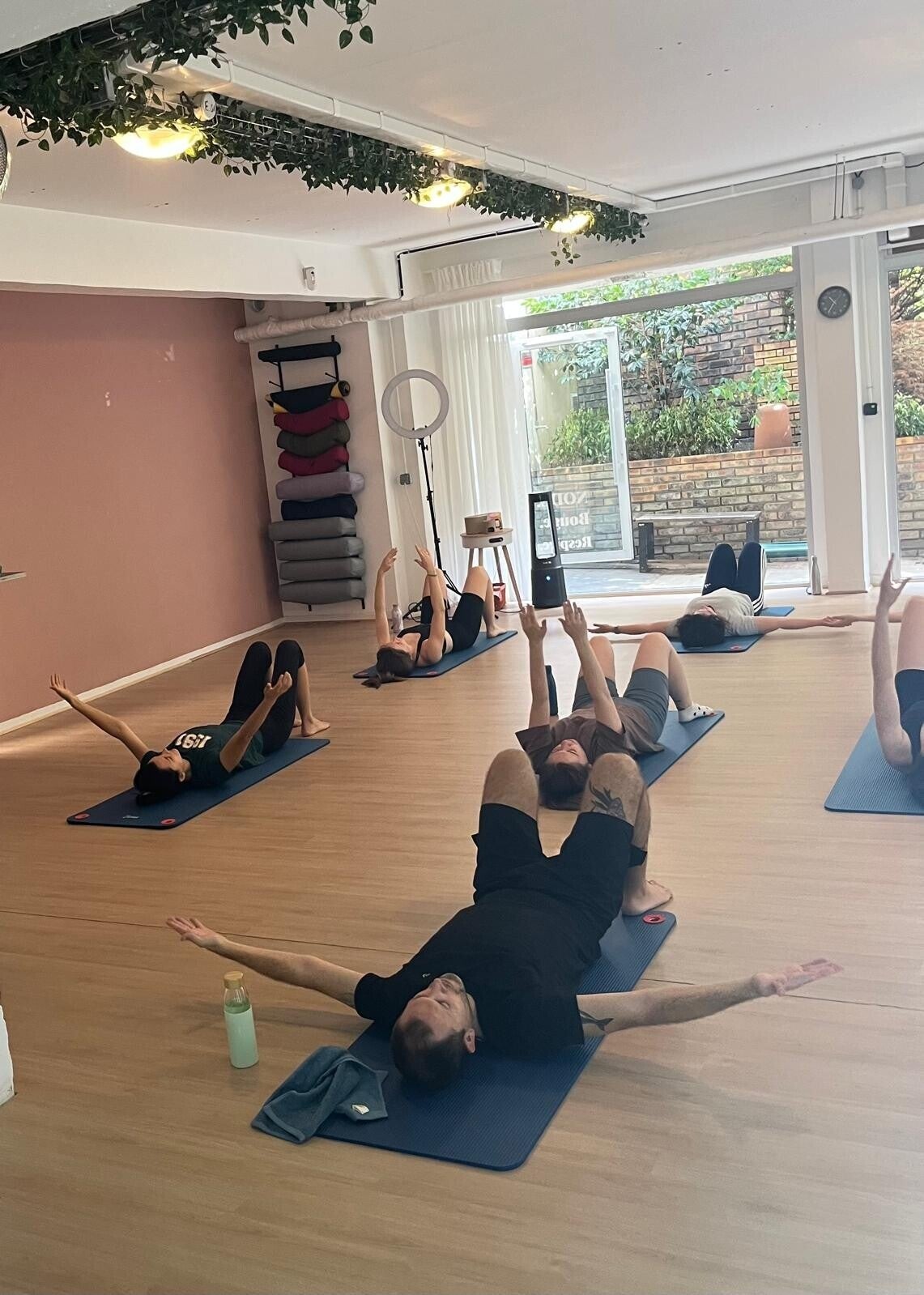 Cours de Pilates au sol sur tapis au Studio Nodé, Paris 20e