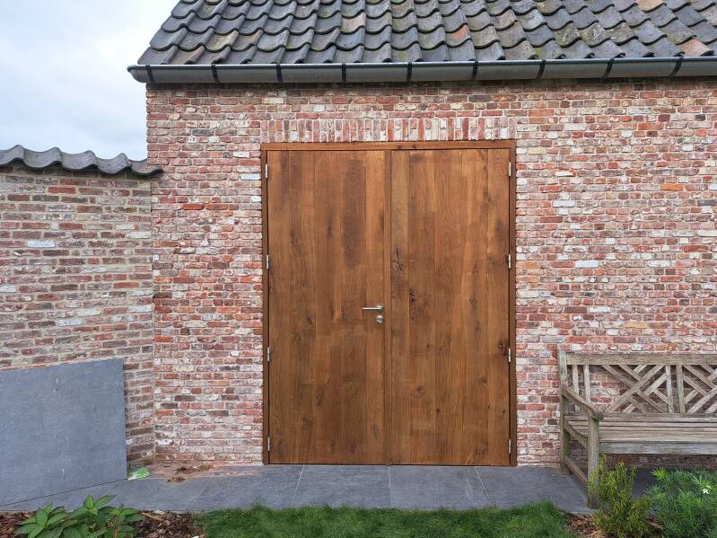 Zele - Dubbel opendraaiende deur in massief eik.  Maatwerk voor tuinhuis.