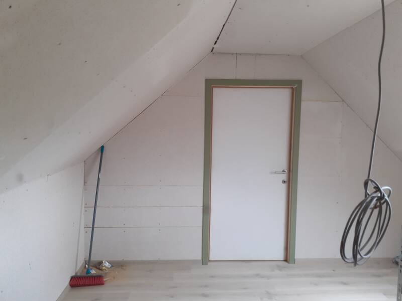 Zwalm - Plaatsing van binnendeuren (verfdeur) met omlijsting