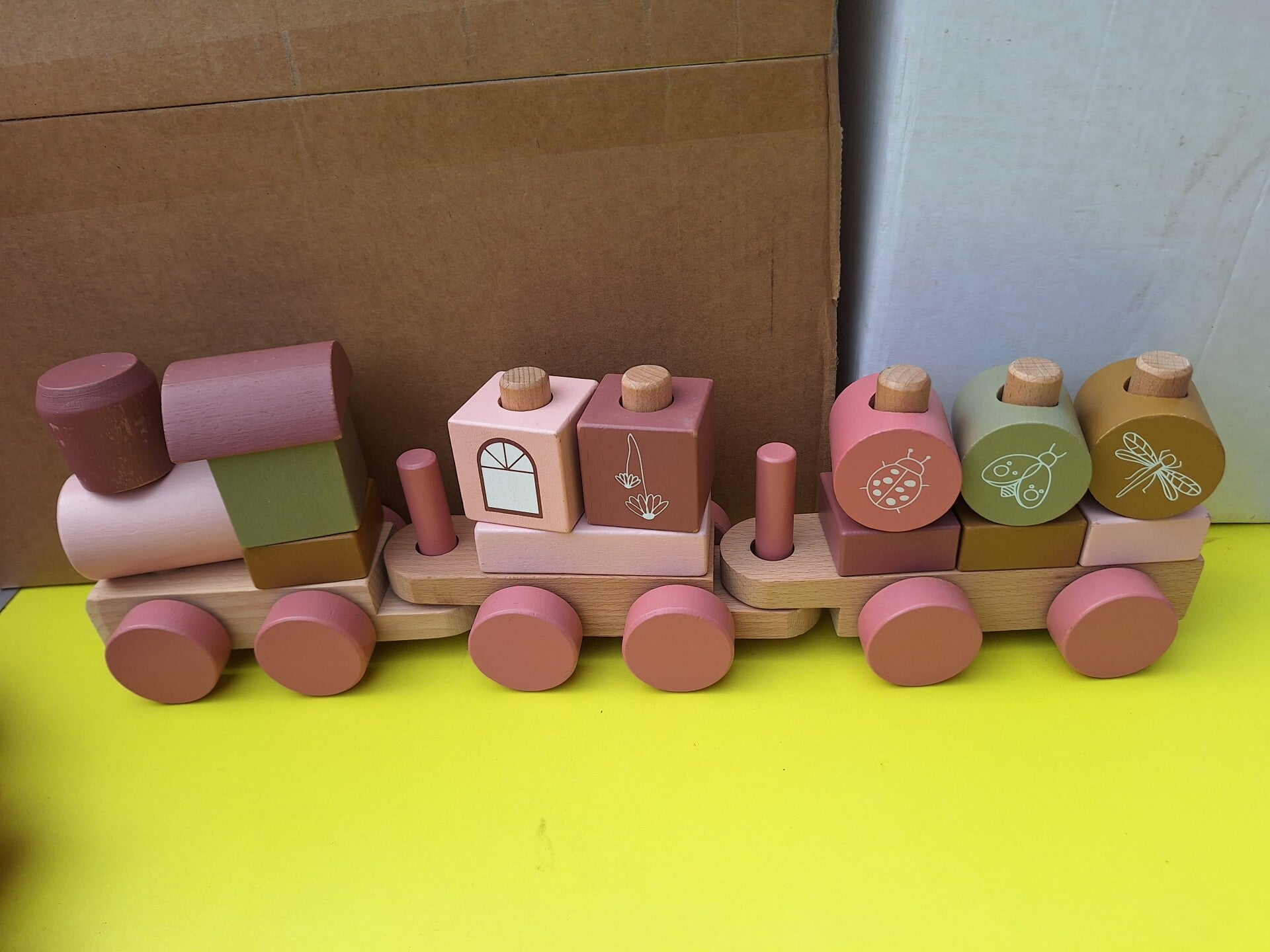 houten trein met blokjes roze