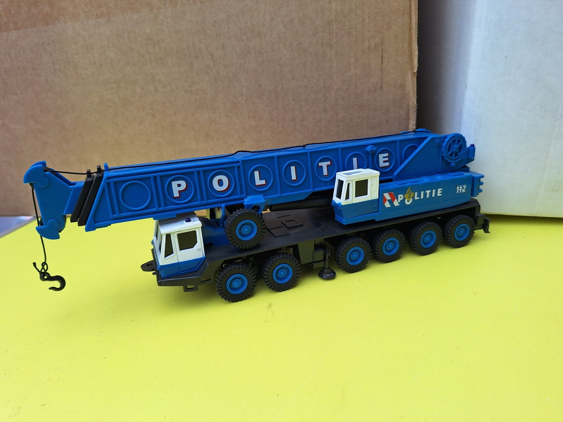 politie hijskraan blauw
