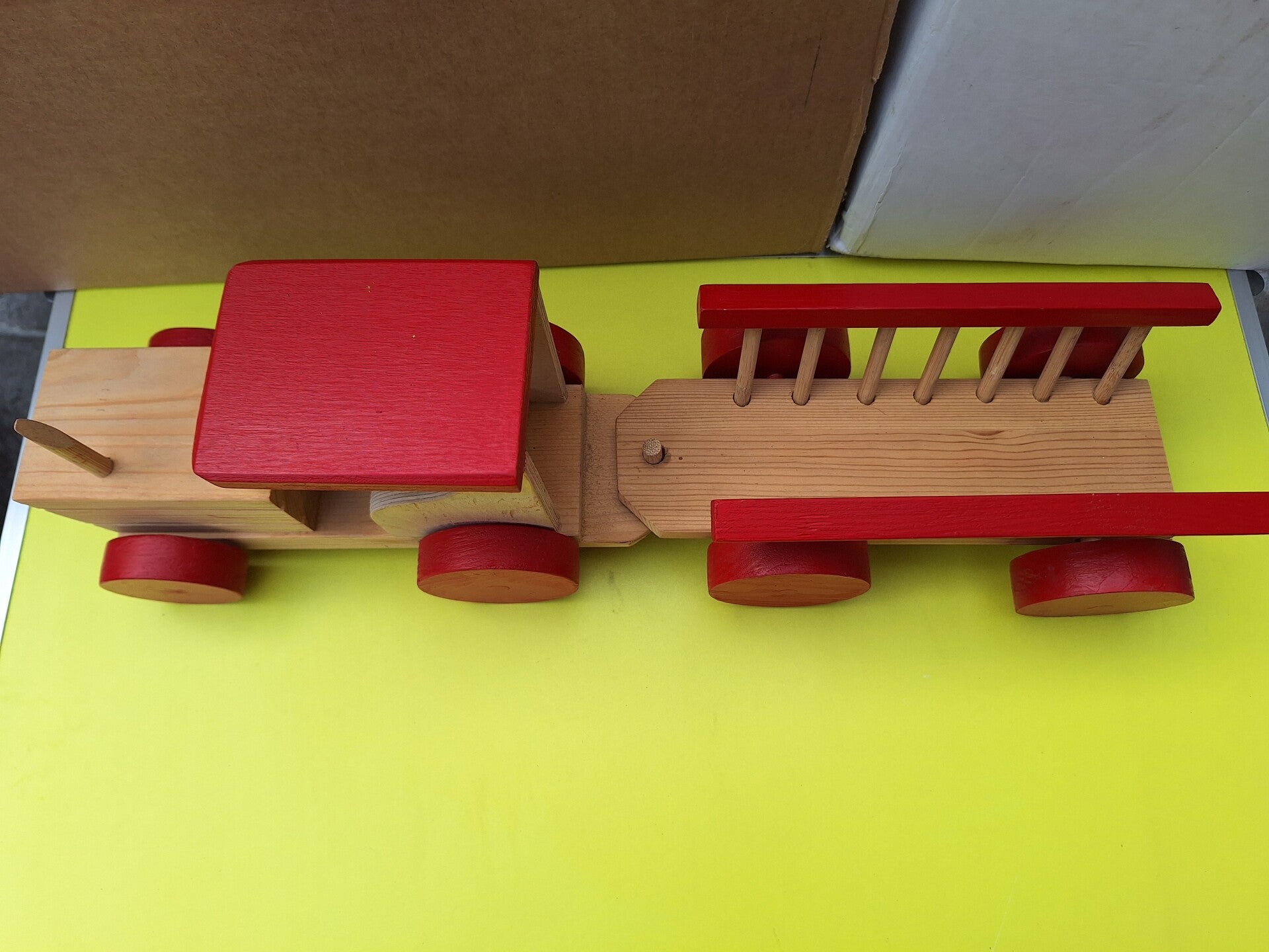 houten tractor met aanhangwagen groot