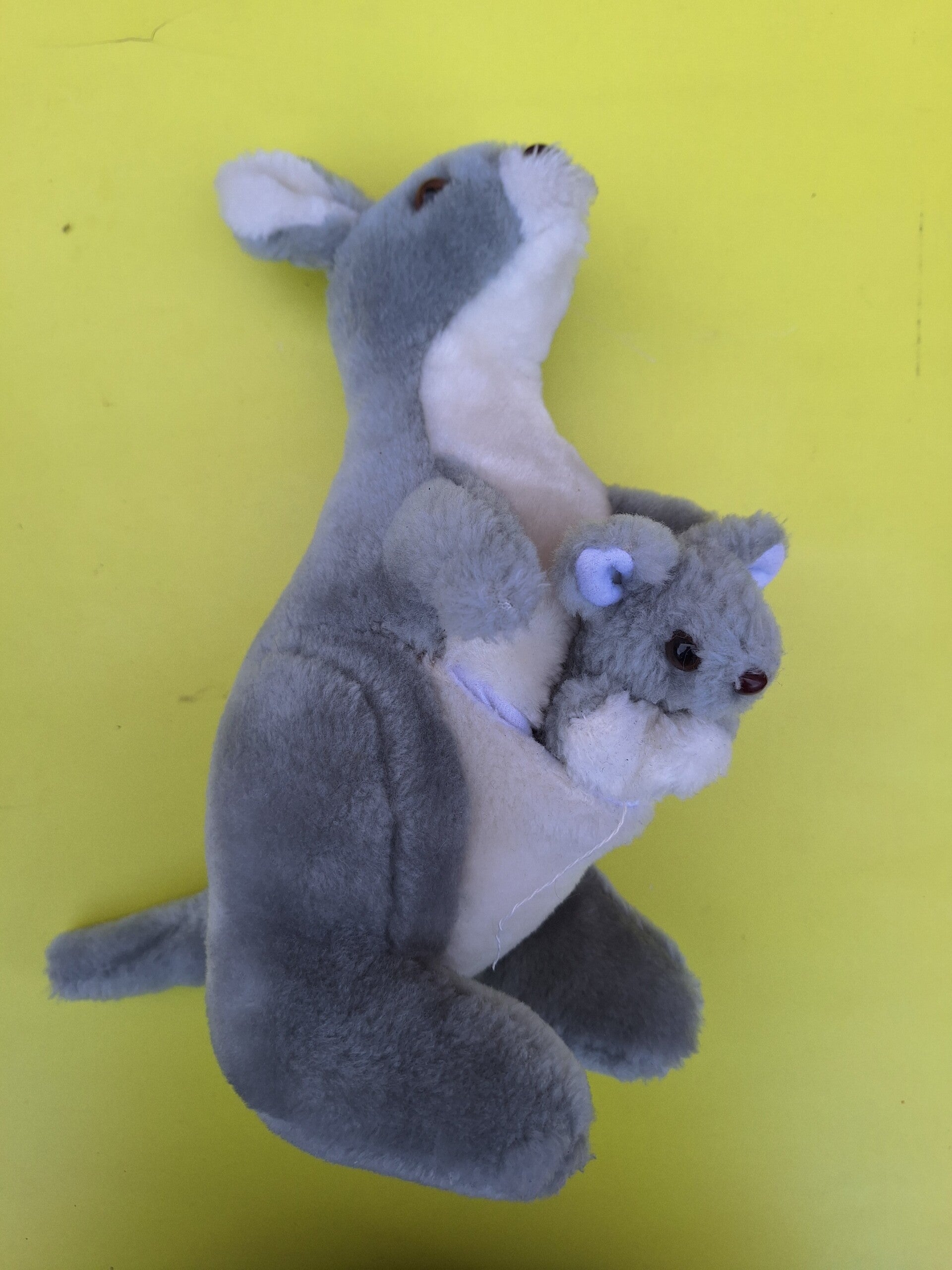 kangoeroe met baby knuffel