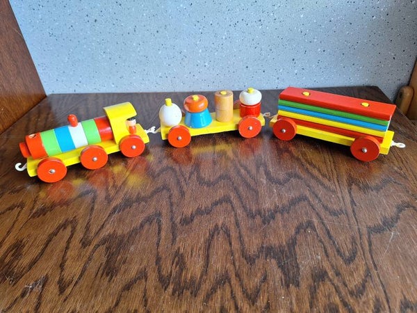 houten trein met 2 aanhangers