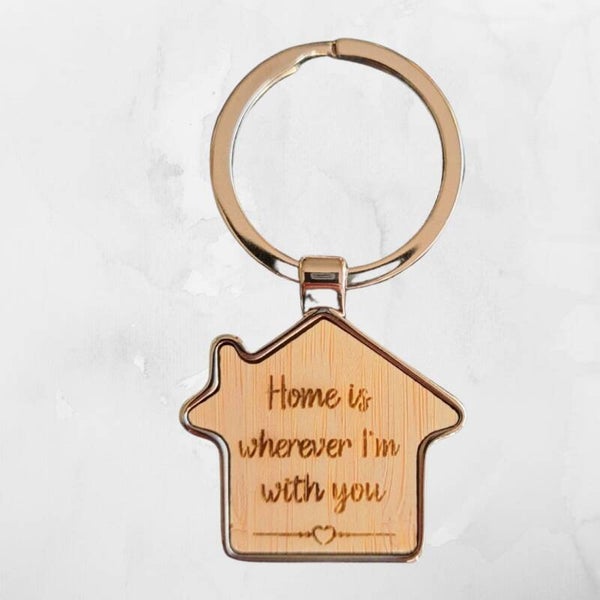 Houten sleutelhanger huisje 'Home is wherever I'm with you'