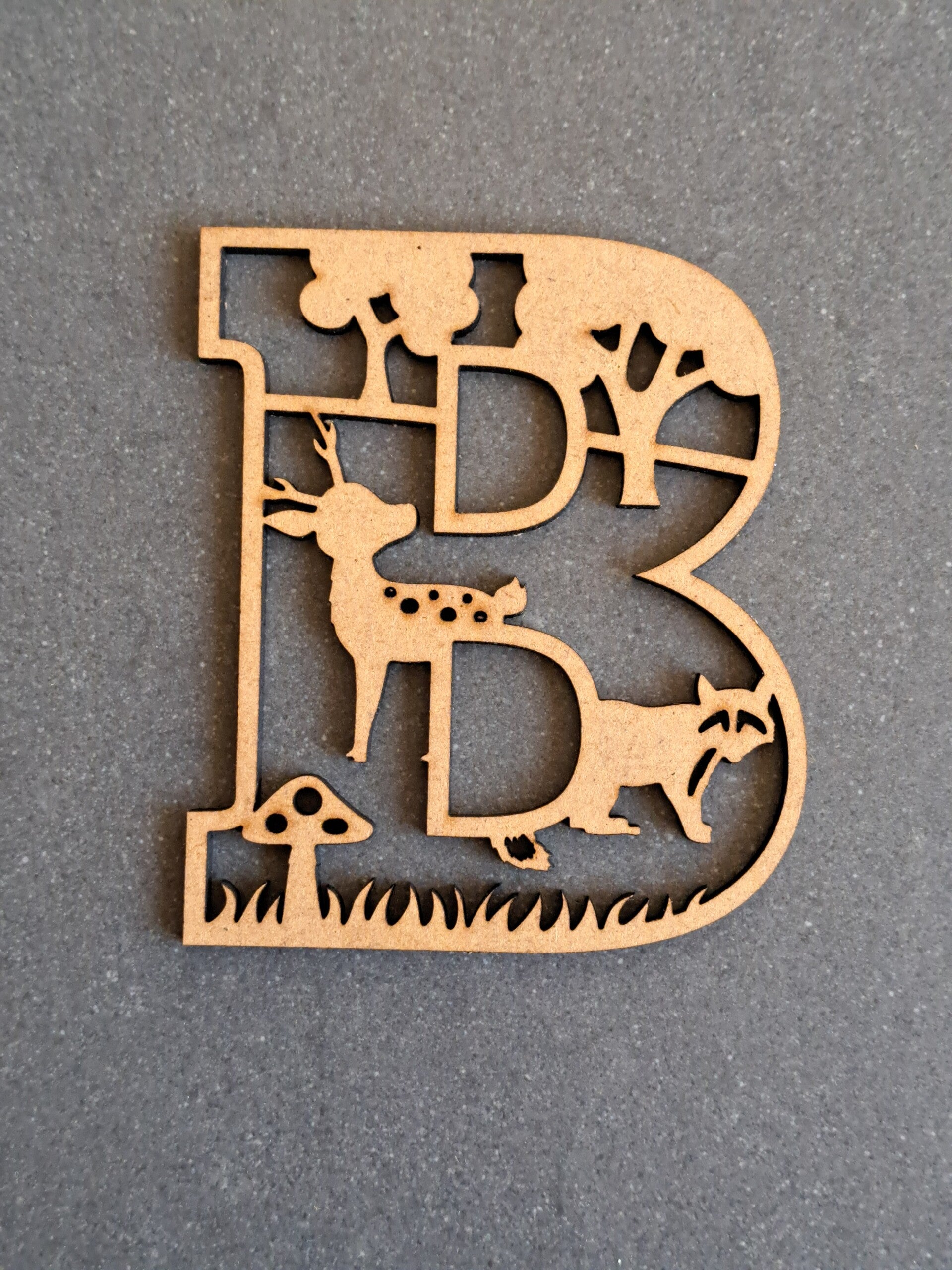 Houten letter 'Bosdieren'