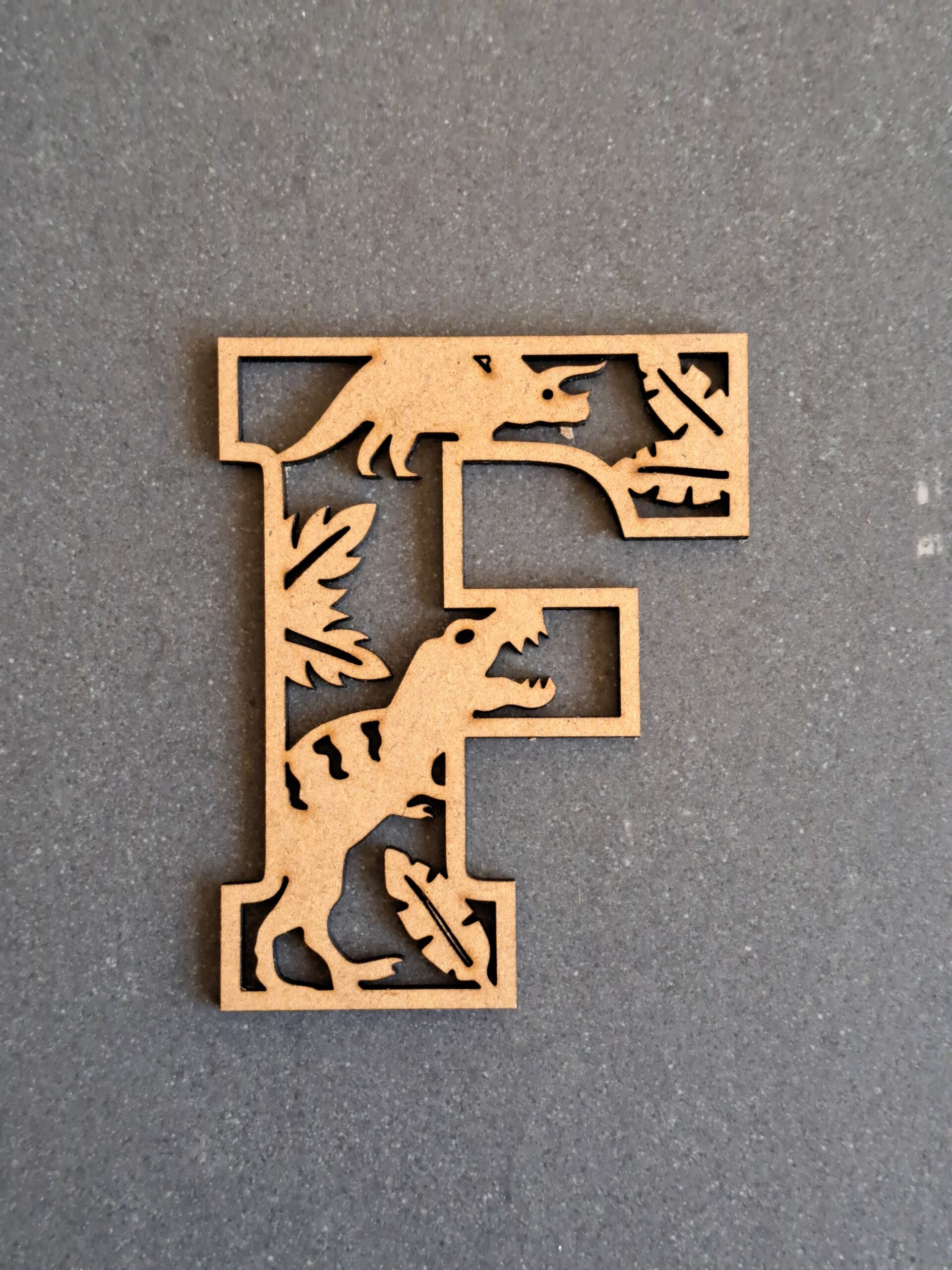 Houten letter 'Dino'