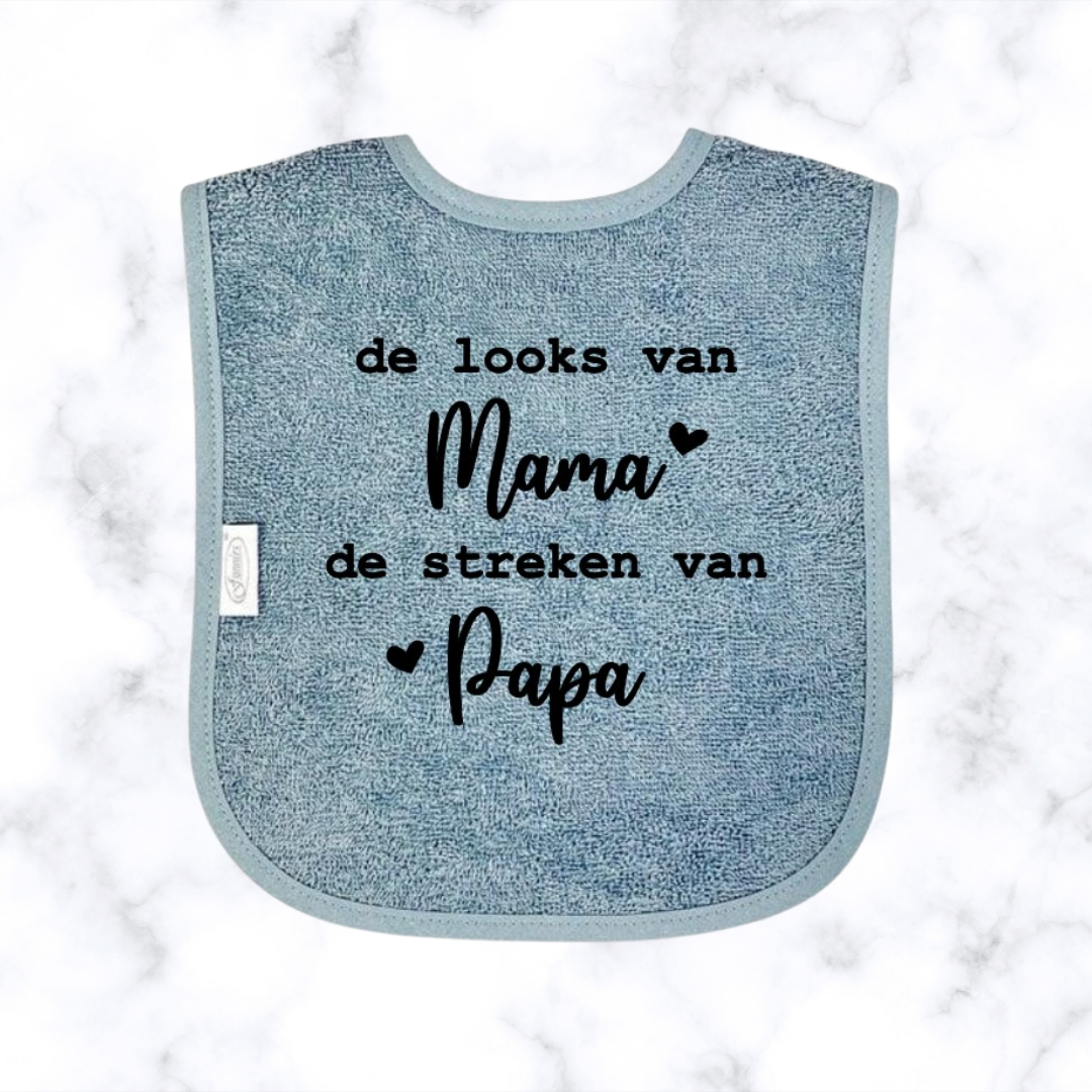 Slabbetje "De looks van mama, de streken van papa"