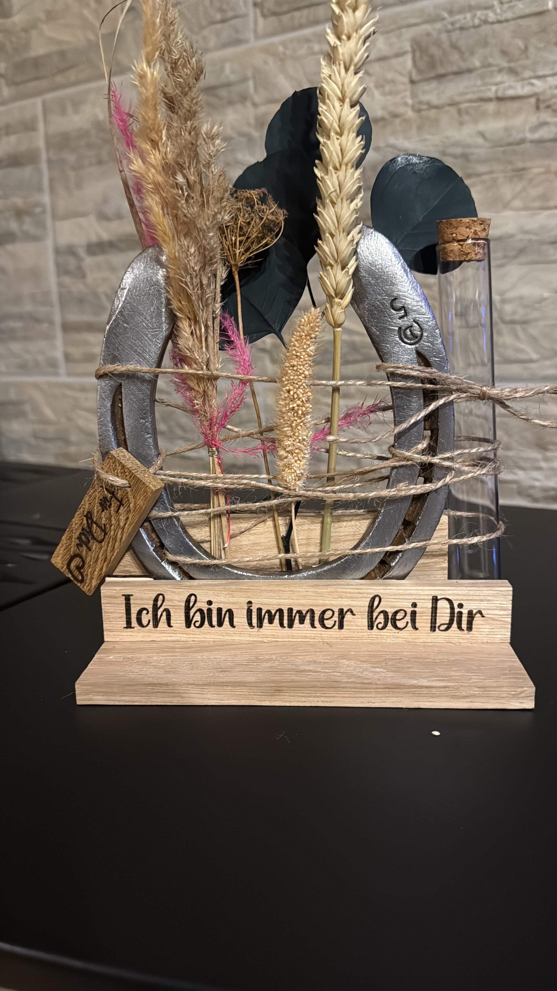 Echtes Hufeisen im Holzständer – personalisiertes Geschenk für Pferdefreunde