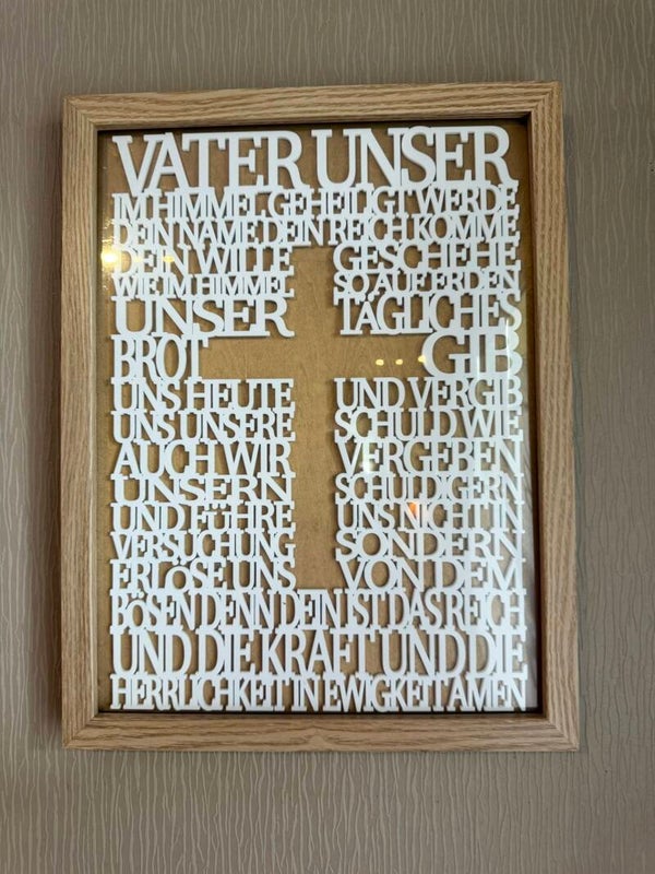 „Vater unser“ aus weißem Acryl – Stilvolles Wandbild mit Bedeutung
