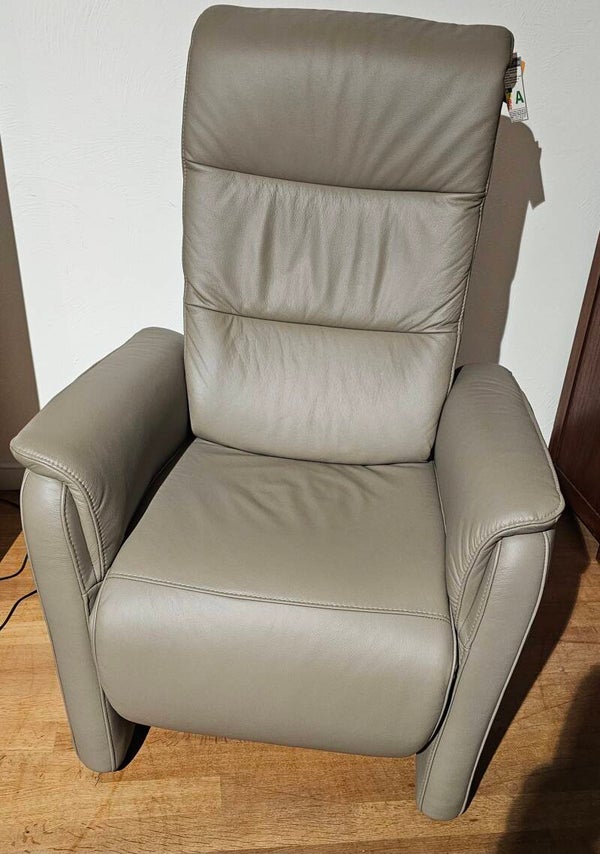 - 25% Focus piccolo = kleinste maat, met zero-gravity positie + sta-op + elektrisch verstelbare hoofdsteun - Hukla