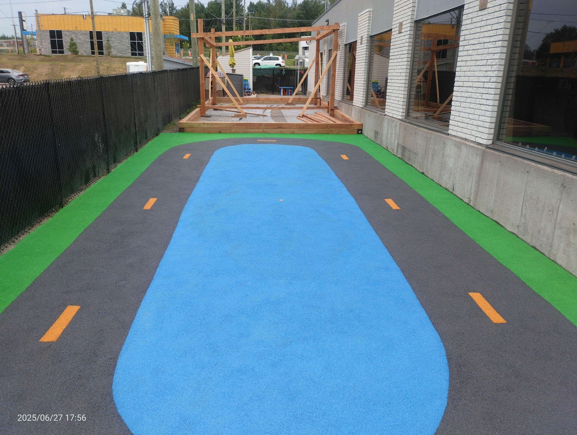 Aire de jeux en caoutchouc avec aquajet pour enfants dans une garderie à Donnacona, Québec
