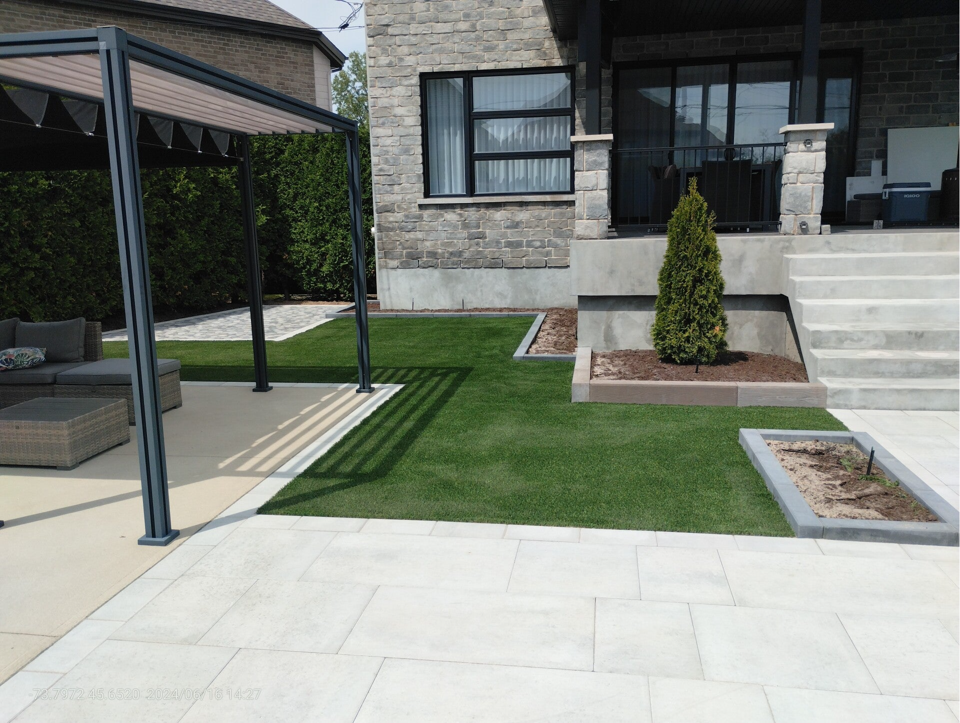 Installation de gazon artificiel à Candiac, Québec