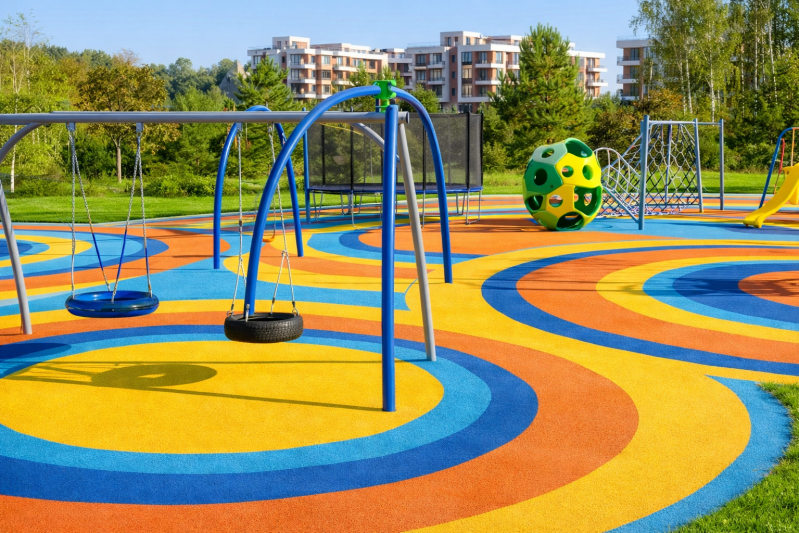 Surface de jeu en caoutchouc coulé en place colorée installée dans une garderie à Montréal