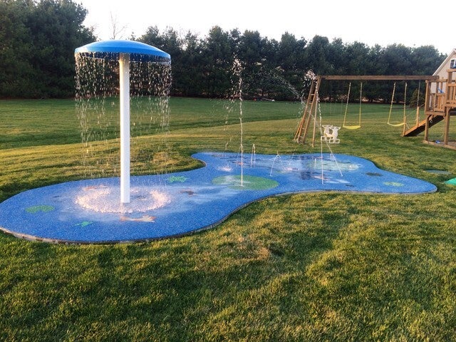 Surface de caoutchouc installée dans un parc à Ottawa, Ontario.