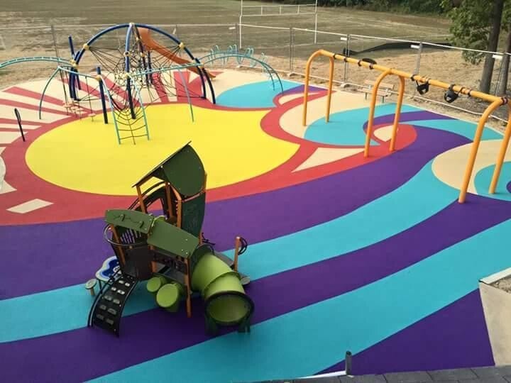 Surface de jeu en caoutchouc avec jet d’eau