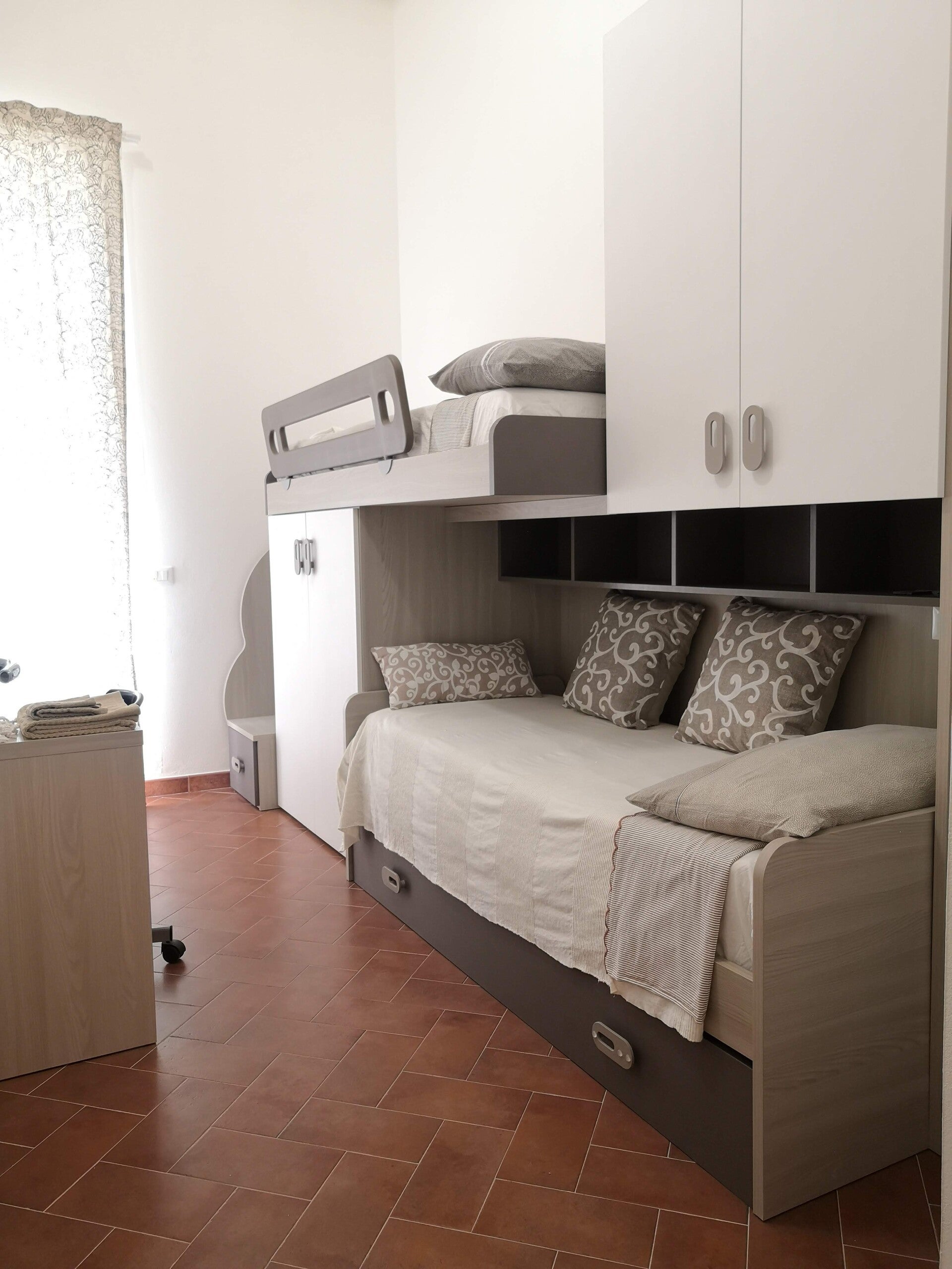 Letti-Armadio Camera Secondaria Appartamento Indipendente in Toscana, a soli pochi chilometri da Firenze, Pisa, Lucca, Siena, Monteriggioni, San Gimignano, Volterra, Livorno, Vinci, Montelupo Fiorentino, San Miniato etc...