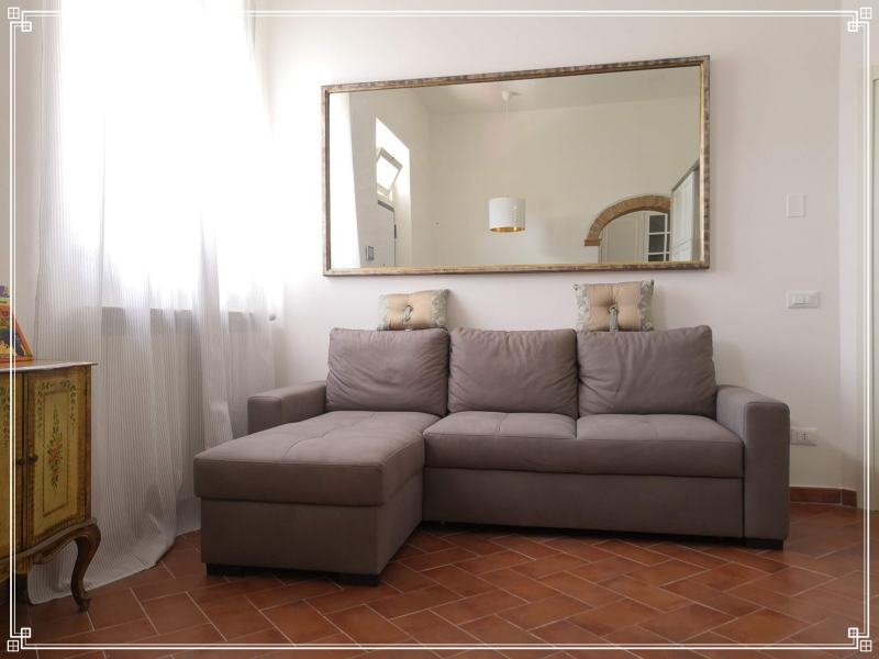 Divano-Sala Appartamento Indipendente in Toscana, a soli pochi chilometri da Firenze, Pisa, Lucca, Siena, Monteriggioni, San Gimignano, Volterra, Livorno, Vinci, Montelupo Fiorentino, San Miniato etc...