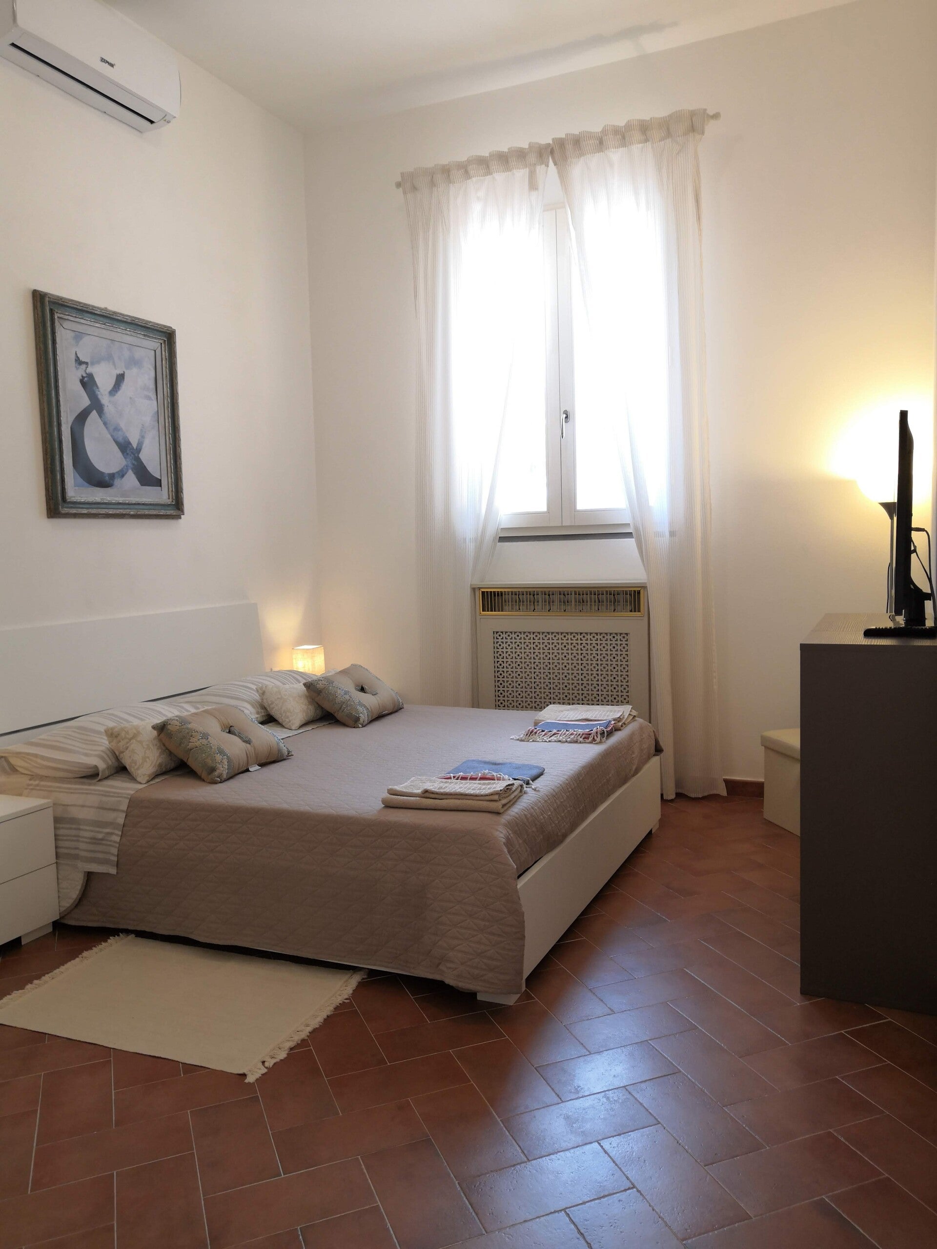 Finestra Camera Principale Appartamento Indipendente in Toscana, a soli pochi chilometri da Firenze, Pisa, Lucca, Siena, Monteriggioni, San Gimignano, Volterra, Livorno, Vinci, Montelupo Fiorentino, San Miniato etc... 