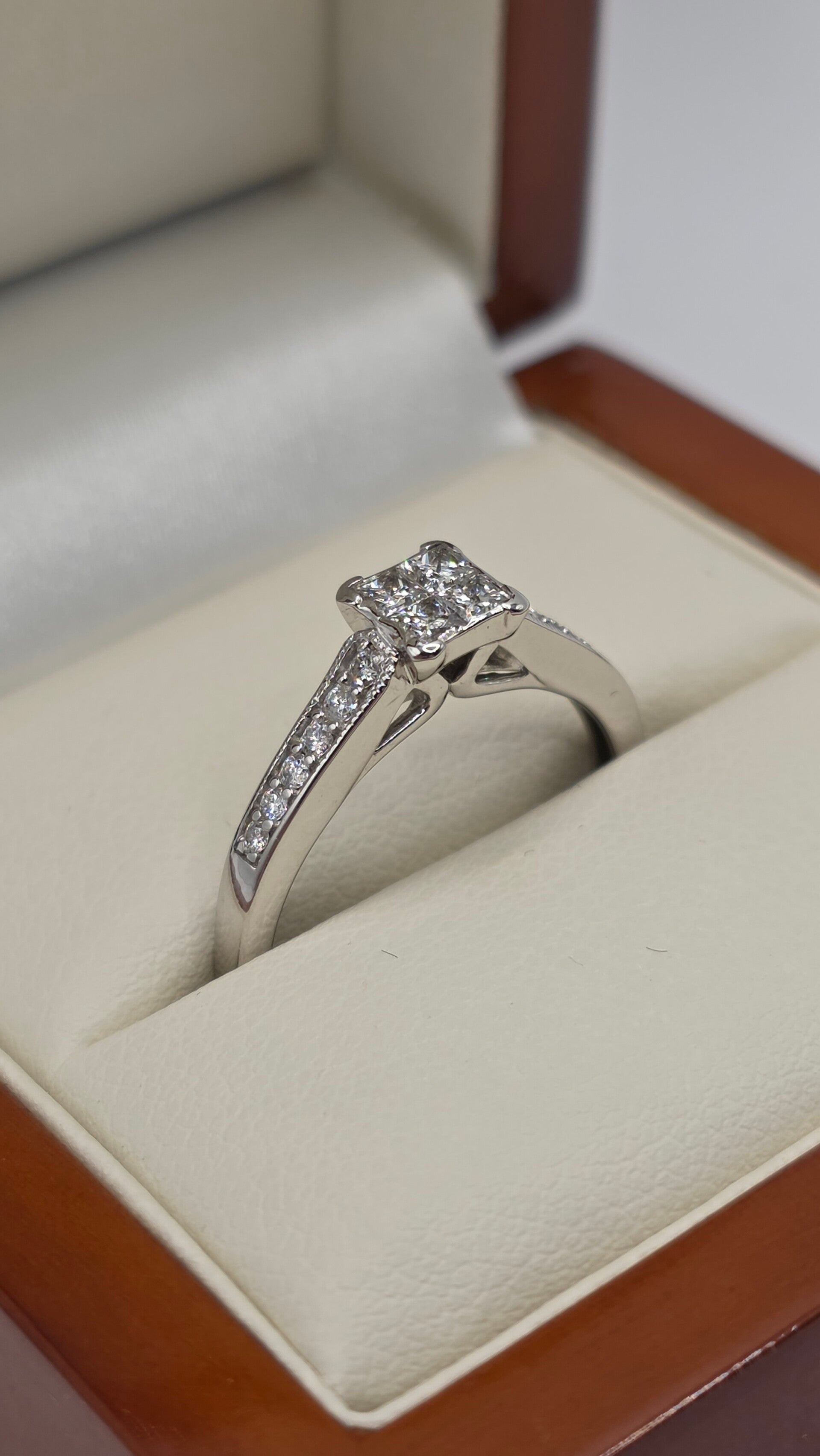 Beautiful 9ct White Gold 0.40ct Princess Cut Diamond ring with Diamond-set shoulders. Size P