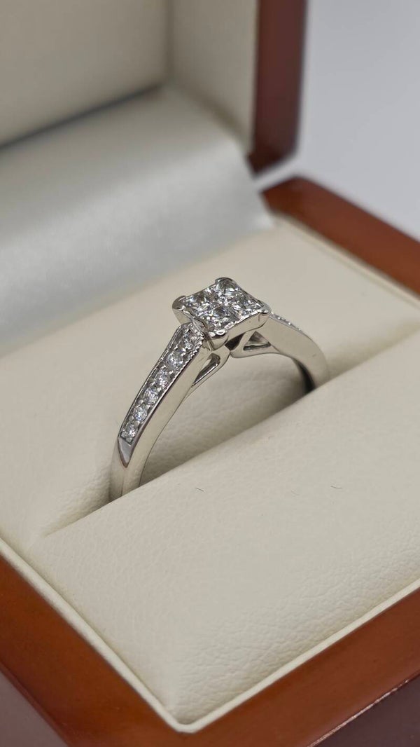 Beautiful 9ct White Gold 0.40ct Princess Cut Diamond ring with Diamond-set shoulders. Size P