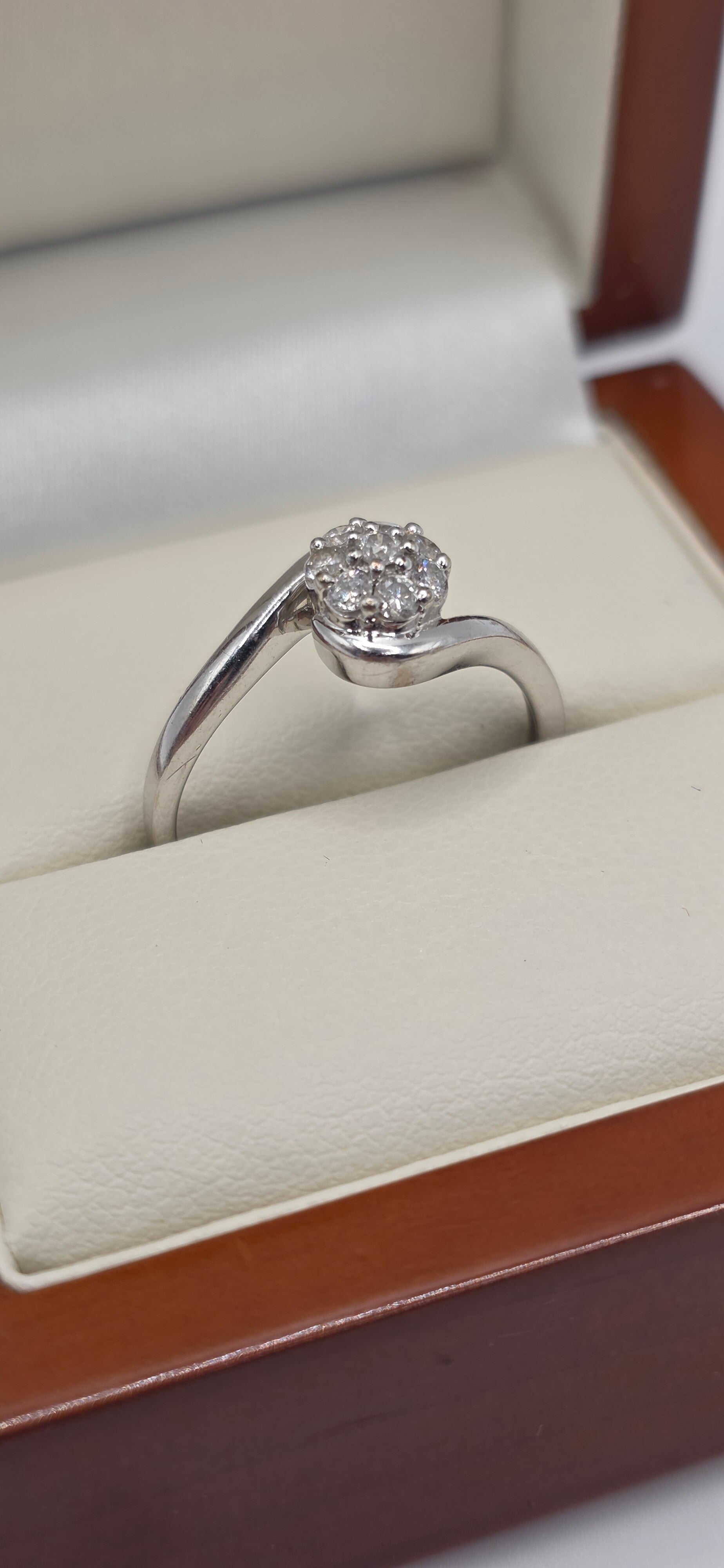 Beautiful 9ct White Gold 0.25ct Diamond Cluster Twist Ring