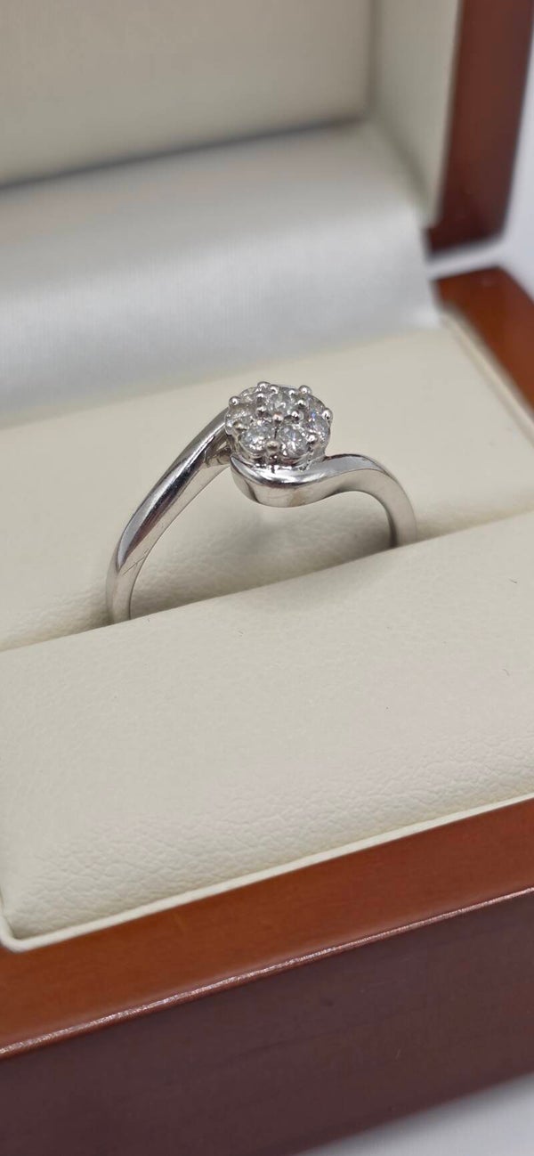 Beautiful 9ct White Gold 0.25ct Diamond Cluster Twist Ring