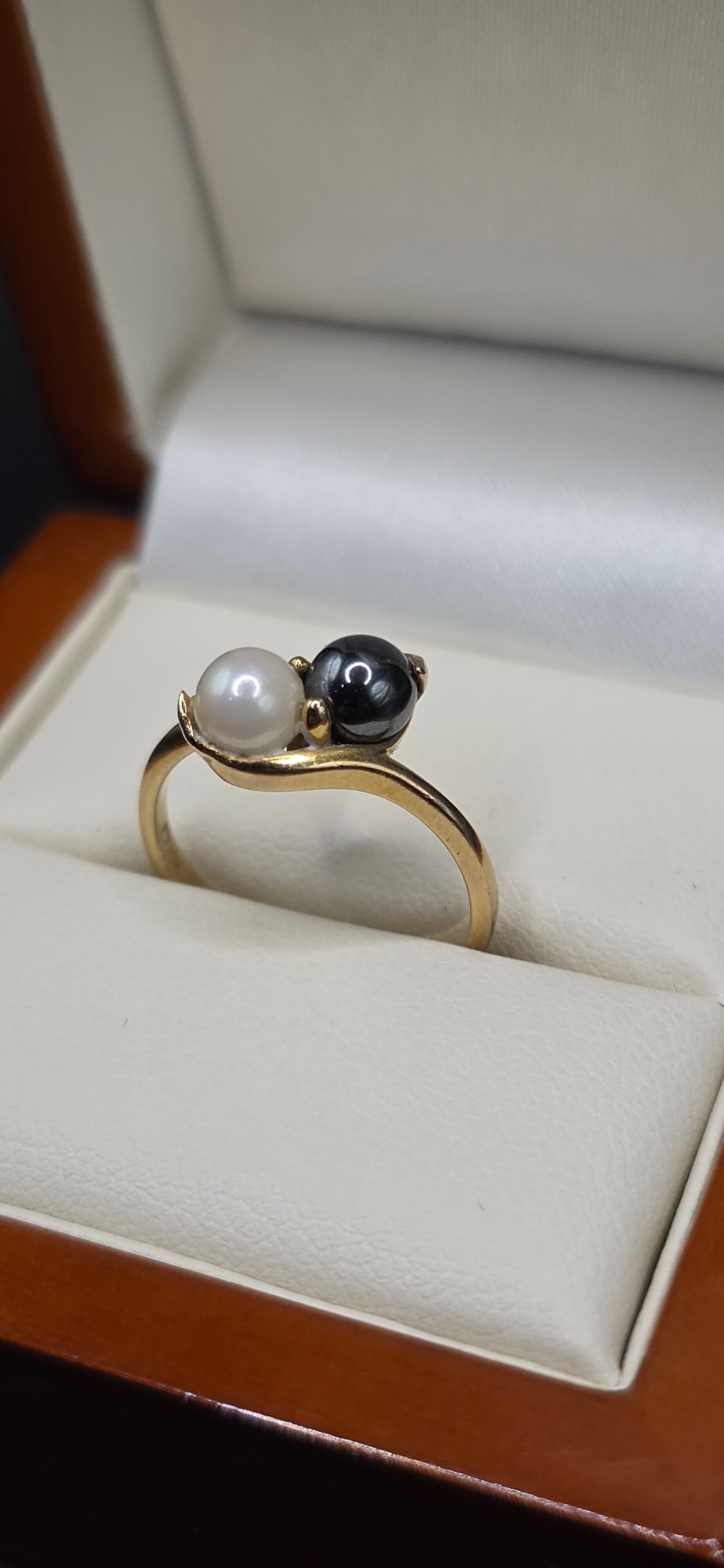 Beautiful vintage 10k yellow gold Natural Black and White pearl "toi et moi" style rinng.  Size K1/2