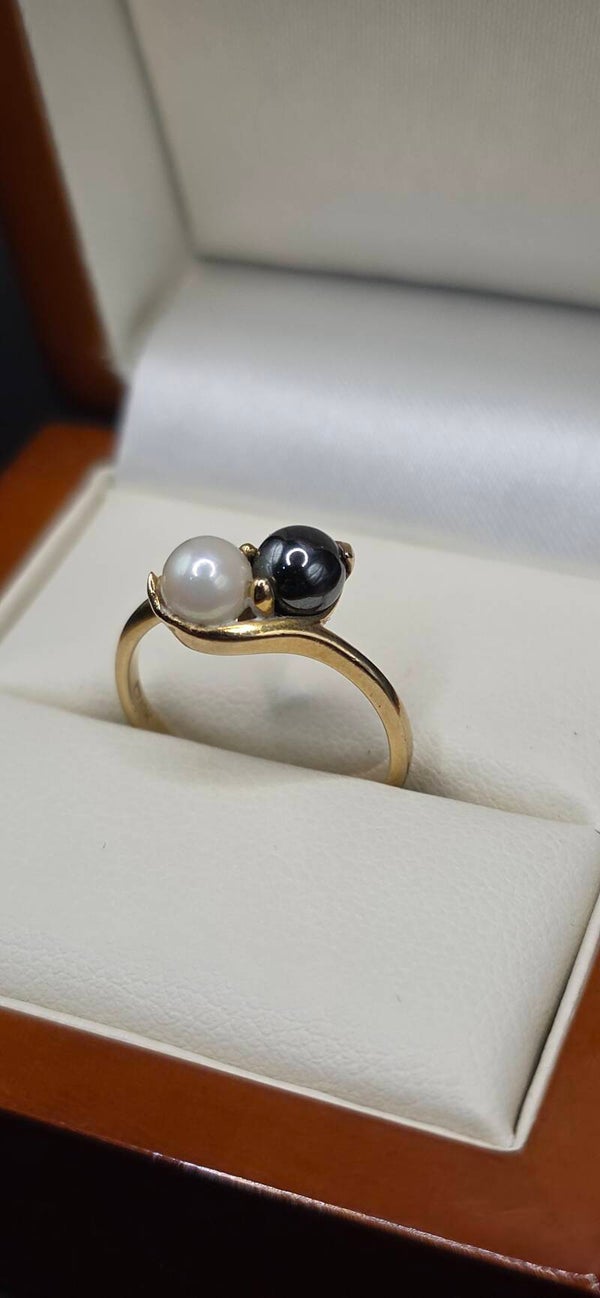 Beautiful vintage 10k yellow gold Natural Black and White pearl "toi et moi" style rinng.  Size K1/2