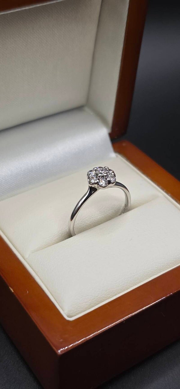 Beautiful 9ct White Gold 0.28ct Daisy Diamond Cluster Ring. Size J1/2