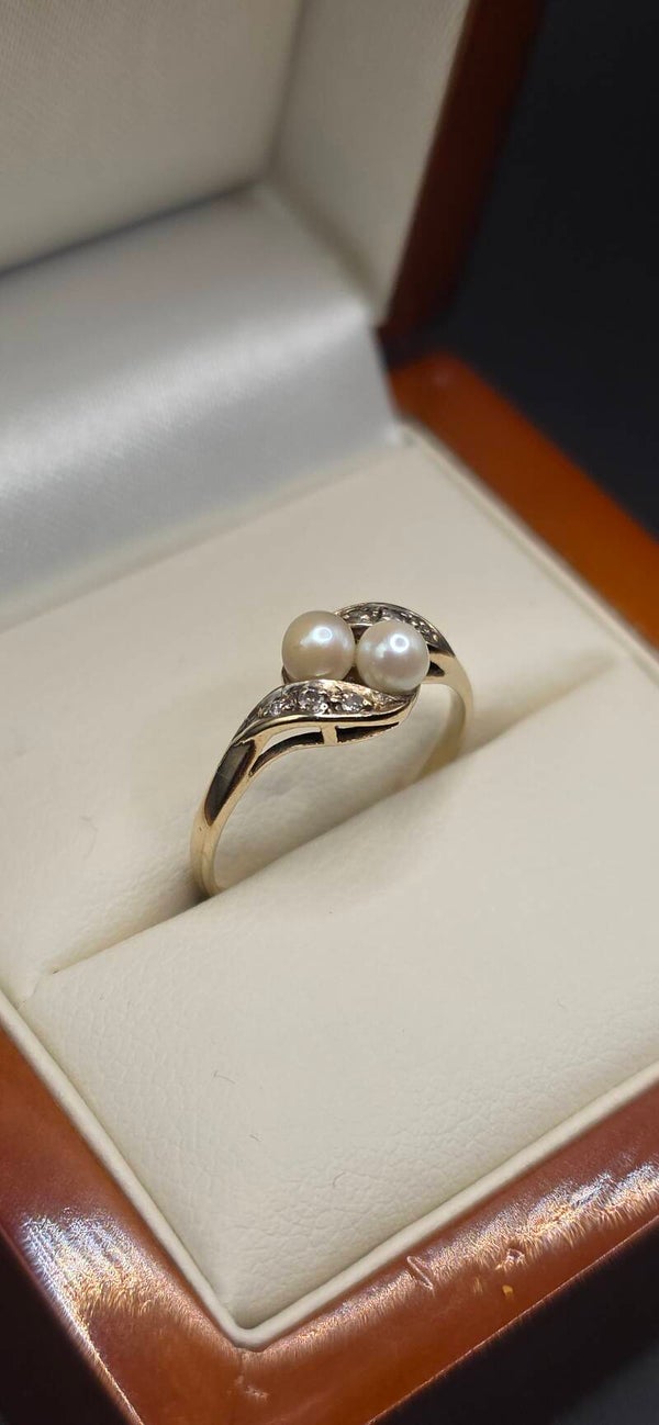 Beautiful Vintage 9ct Yellow Gold Natural Pearl and Diamond Ring. Size J1/2