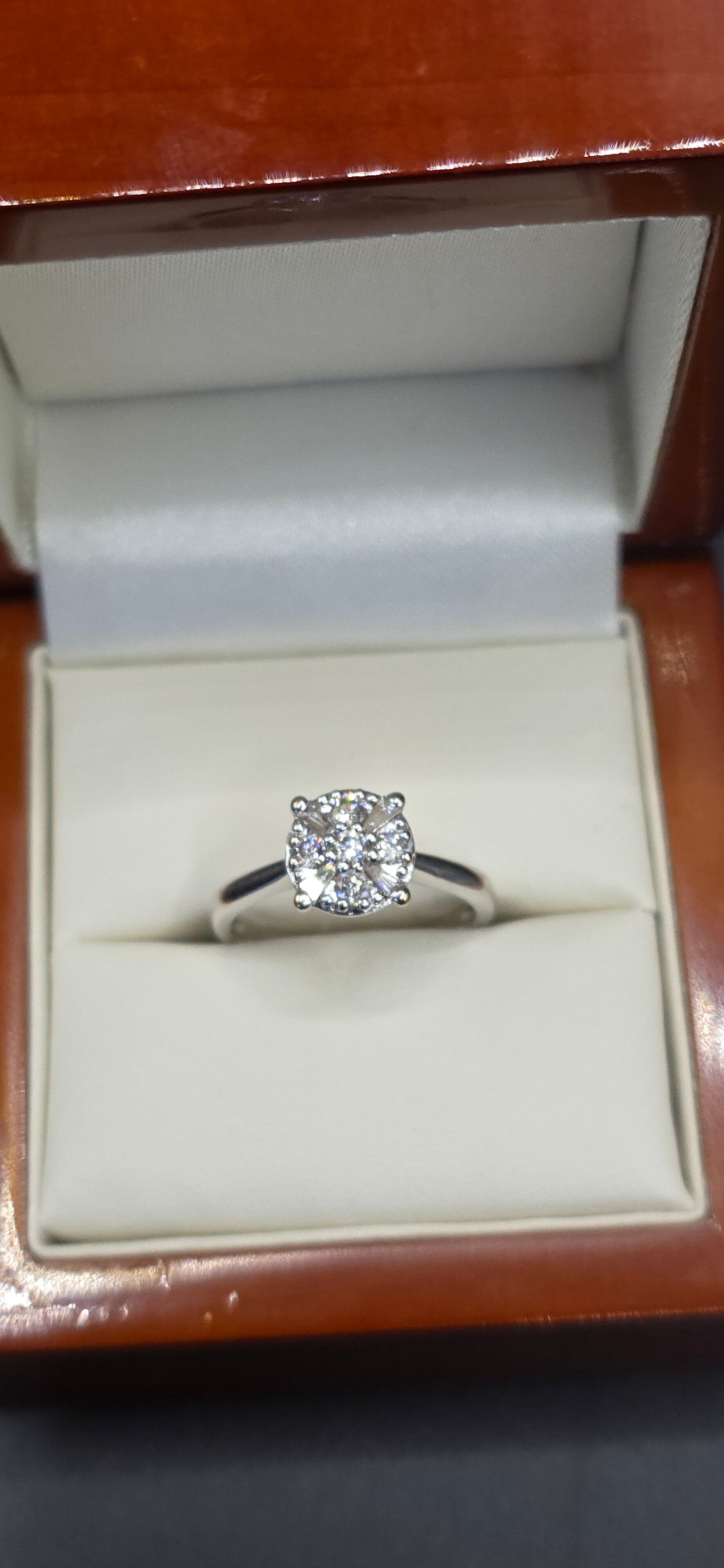 Beautiful 18ct White Gold Cluster Ring, Featuring 0.35ct of Brilliant and Baguette-cut Diamonds. Size K1/2