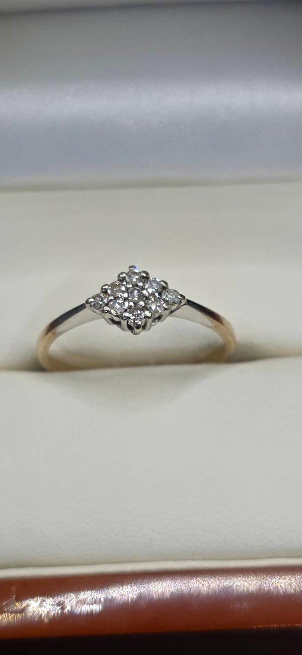 Absolutely stunning Vintage Diamond Cluster Ring. Size O