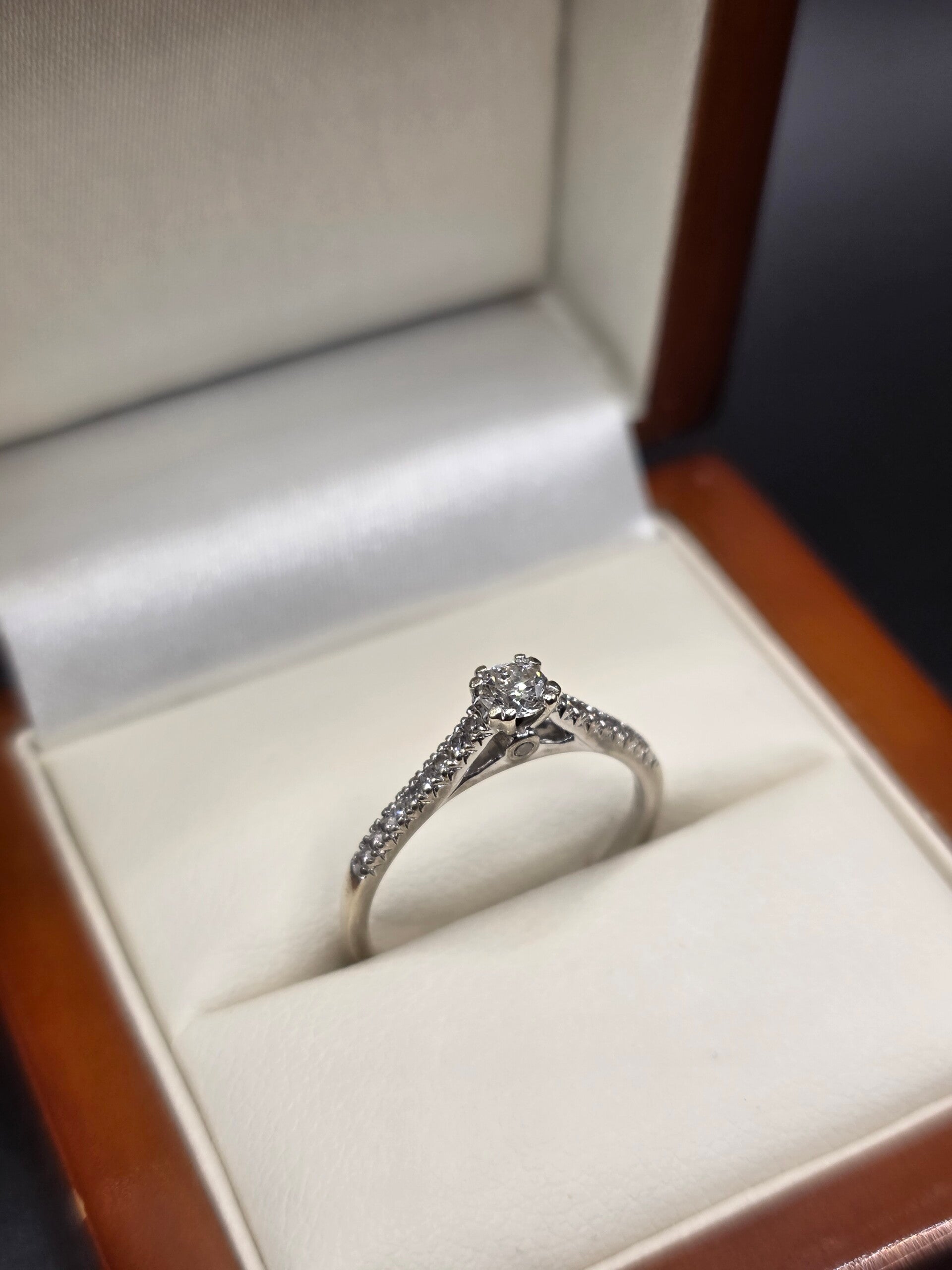Beautiful 9ct White Gold 0.25ct Diamond Solitaire with Diamond Shoulders. Size K1/2