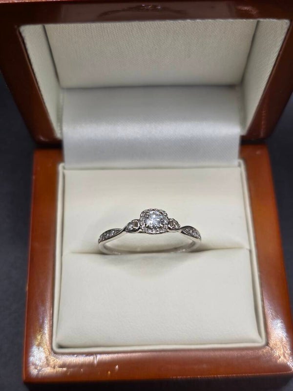 Beautiful 9ct White Gold 0.33ct Diamond Cluster Ring. Size Q1/2