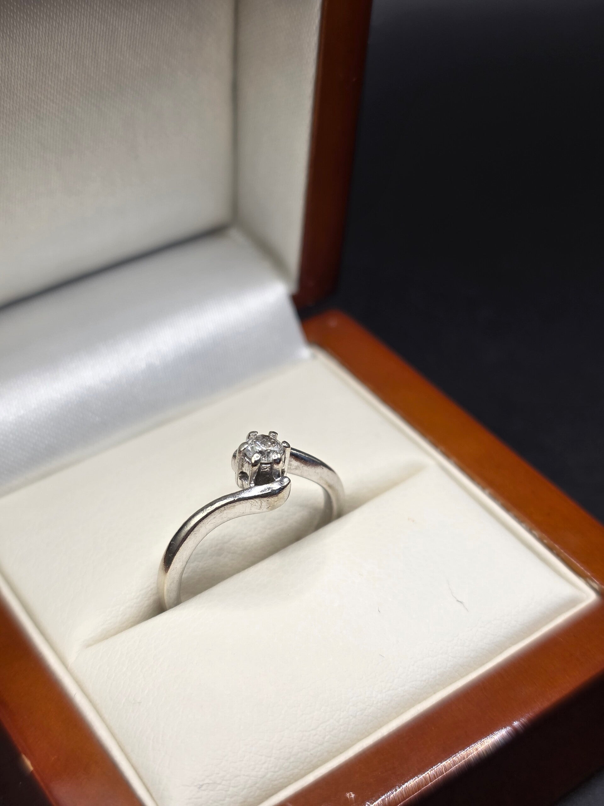 Beautiful 9ct White Gold 0.15ct Diamond Solitaire Ring. Size L1/2