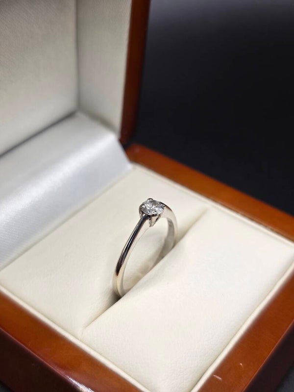 Beautiful 9ct White Gold Diamond Solitaire Ring. Size I1/2