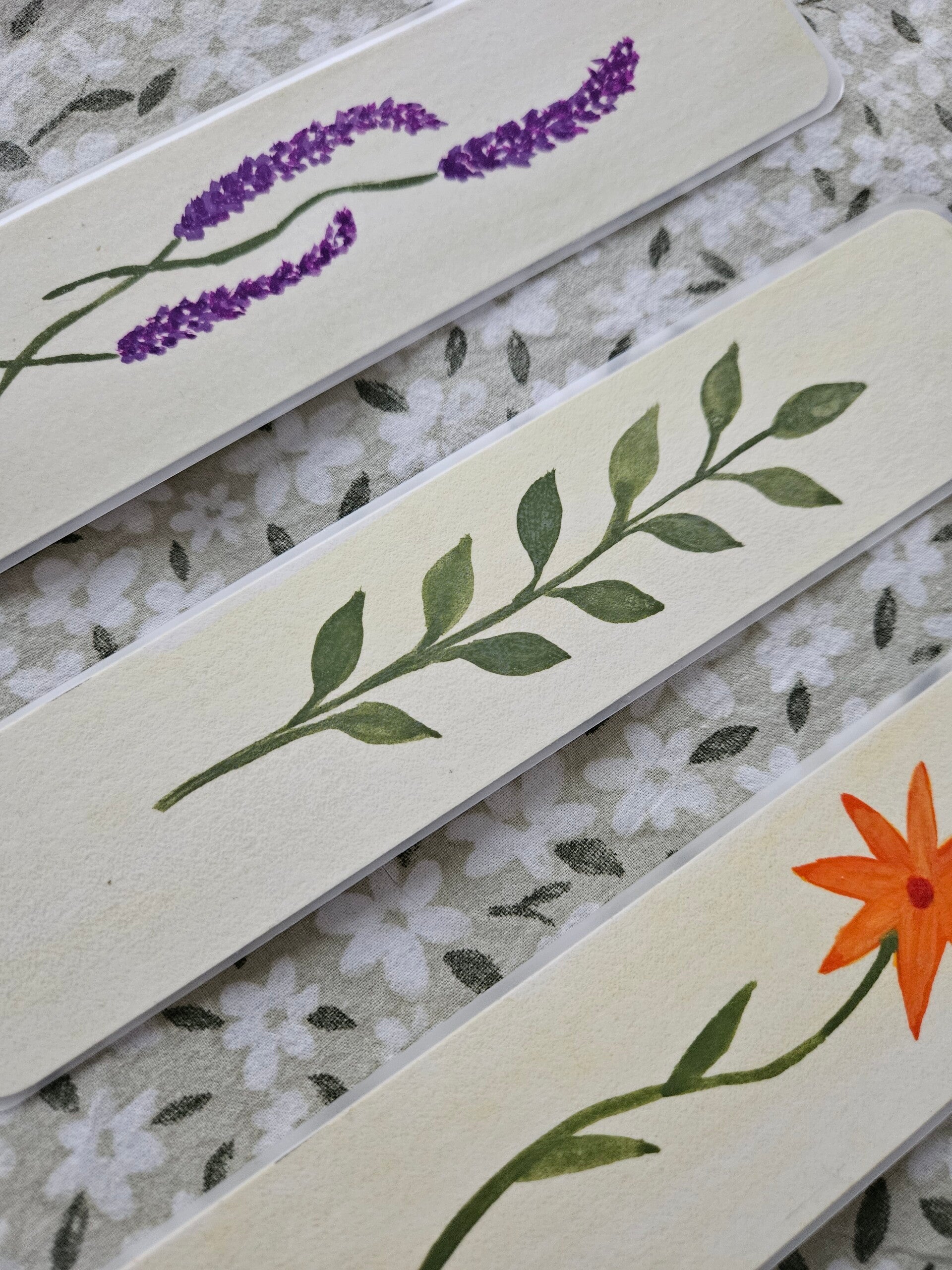 Handgeschilderde boekenleggers met bloemen