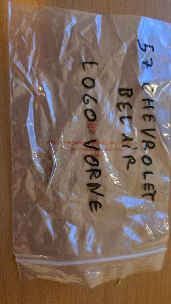 Originaler Schriftzug / Logo – 1957 Chevrolet Bel Air (Vorne)