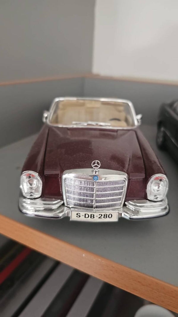 Mercedes-Benz 280 Cabriolet Modellauto (dunkelrot, 1:18)