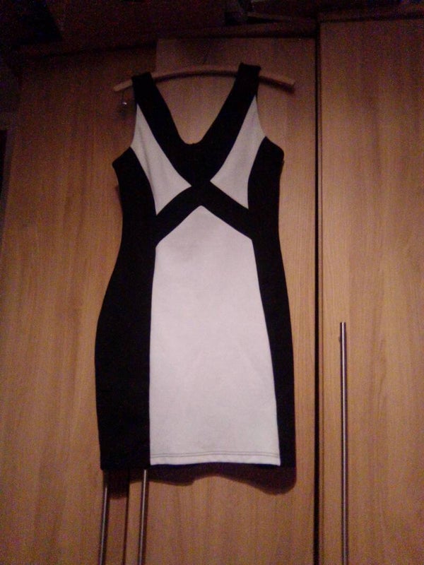 Ladies dress black n white peacocks size 12