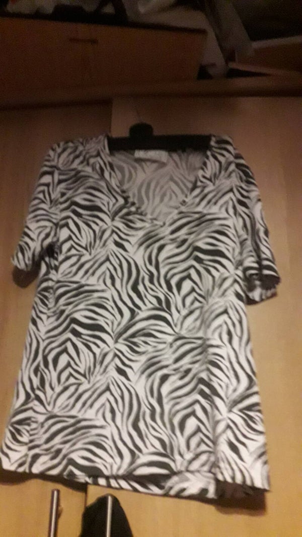 Ladies tshirt by gold by michael vgc used size 10