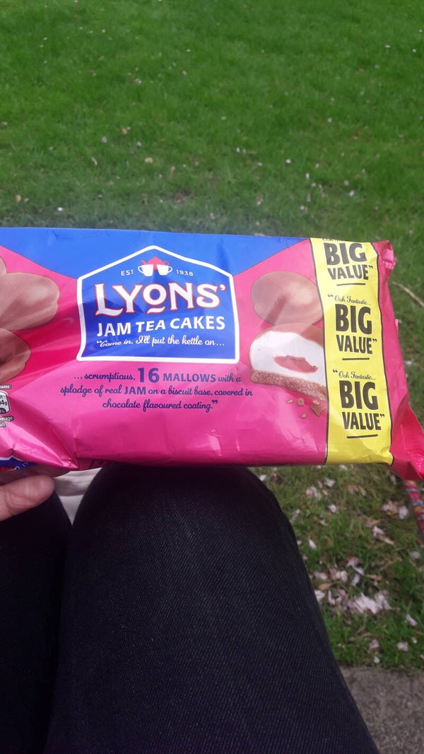 Lyons jam teacakes 1pkt 16