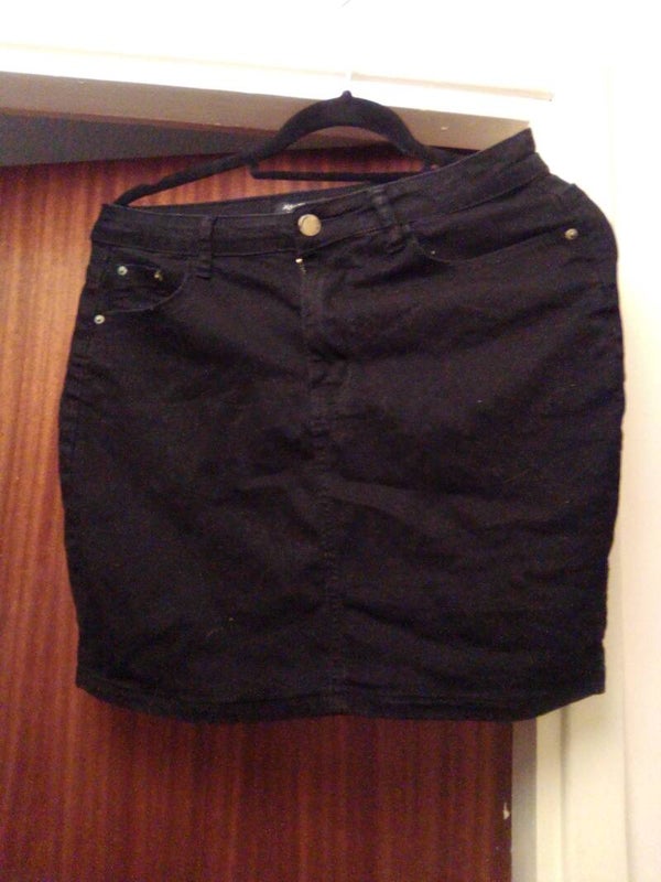 Angvns skirt black short vgc used size large