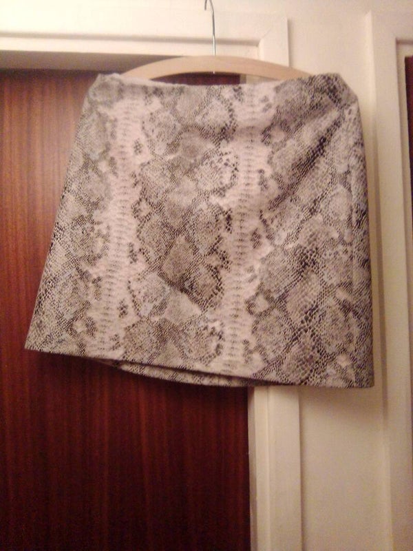 M&co petite short skirt vgc used cream black like snake print size 10
