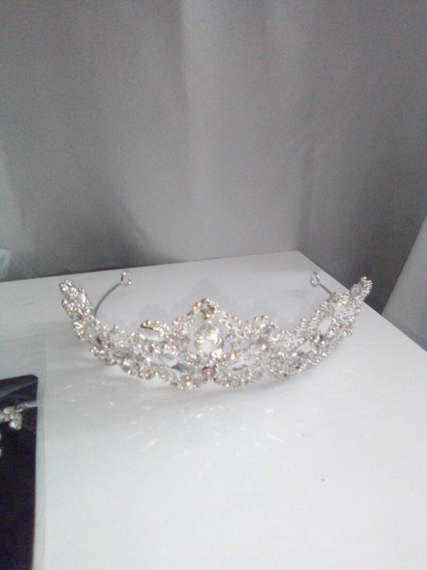 Brides head piece silver with matching earrings new in package