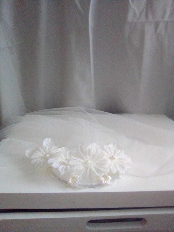 Brides short white veil with headband n floral new in packaging