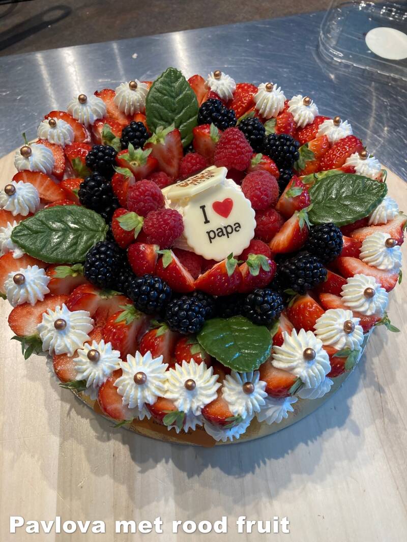 pavlova-met-rood-fruit-standard.jpg
