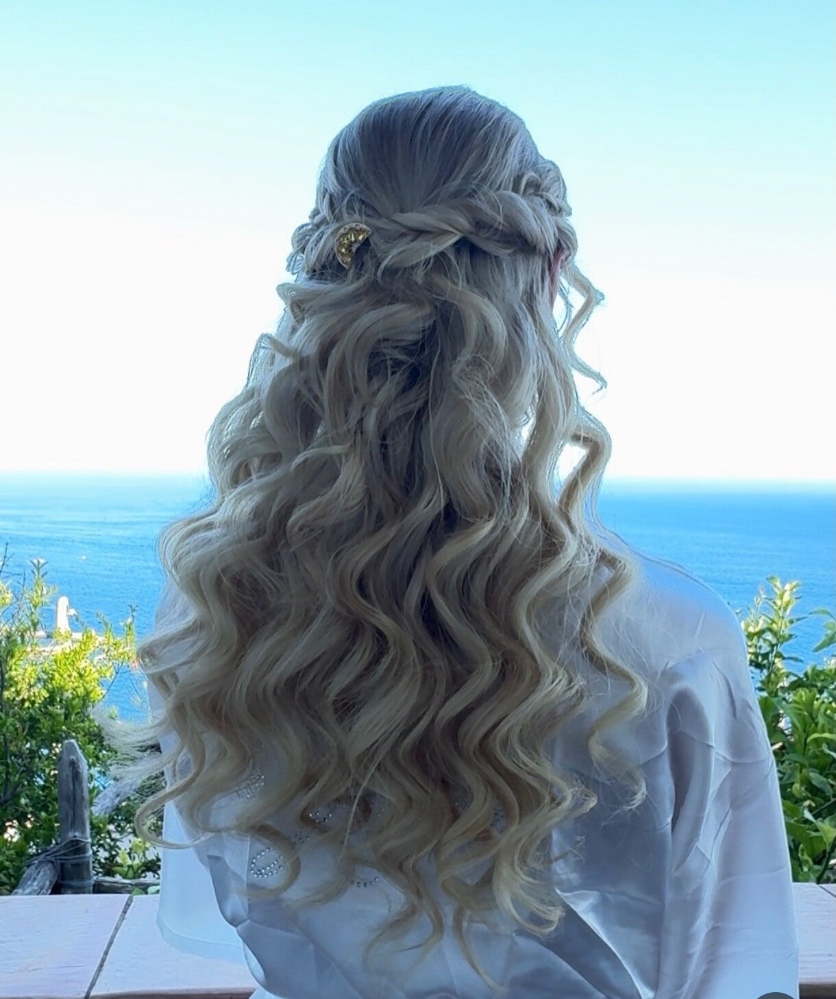 Bridal Beauty in Positano Planning a wedding in Positano? I'm Vildana Eva, a bridal makeup and hair artist based in Naples, Italy, working with international brides throughout the Amalfi and Sorrento Coasts. I create natural, luminous and sophisticated br
