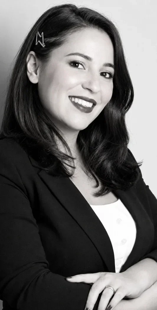 Planning your wedding in Positano? I'm Vildana Eva, a bridal makeup and hair artist based in Naples, Italy, specialising in natural, luminous makeup and elegant hairstyles.